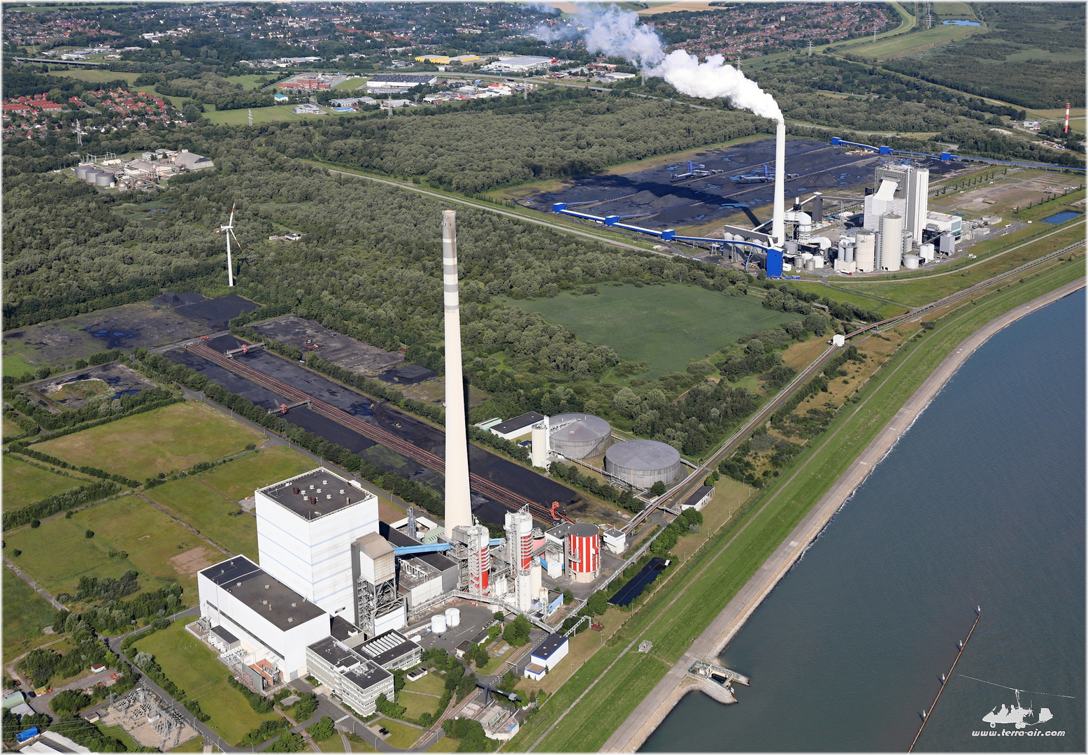 Kraftwerke Wilhelmshaven - modern ist nicht modern genug (Luftbild, aerial).