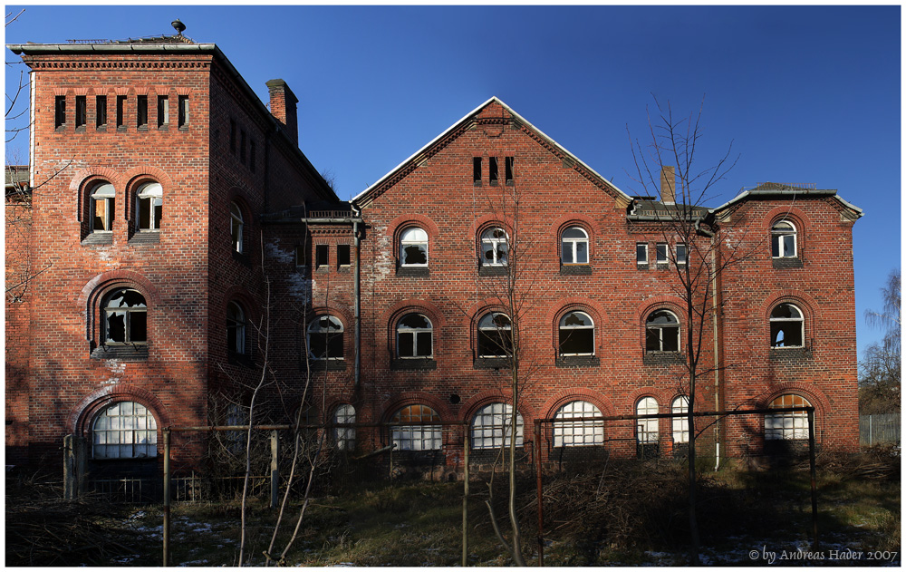 Kraftwerksruine - Außenansicht Vordergebäude