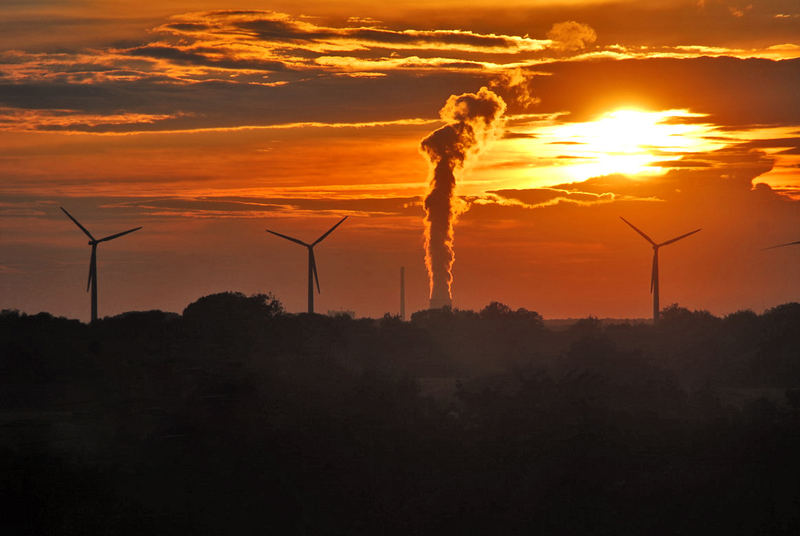 kraftwerksvoller Sonnenuntergang