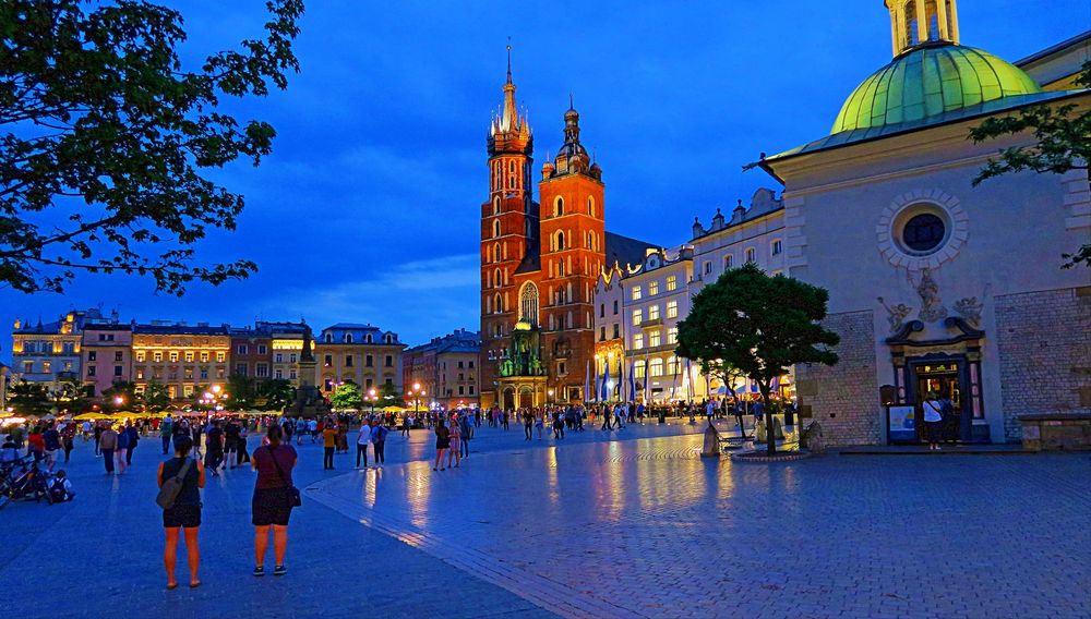 Kraków by night