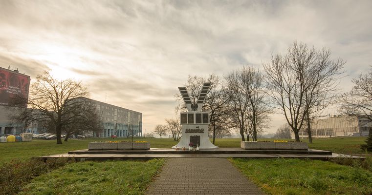 Krakow - Nowa Huta - Plac Centralny im. Ronalda Reagana - Solidarnosc monument - 08
