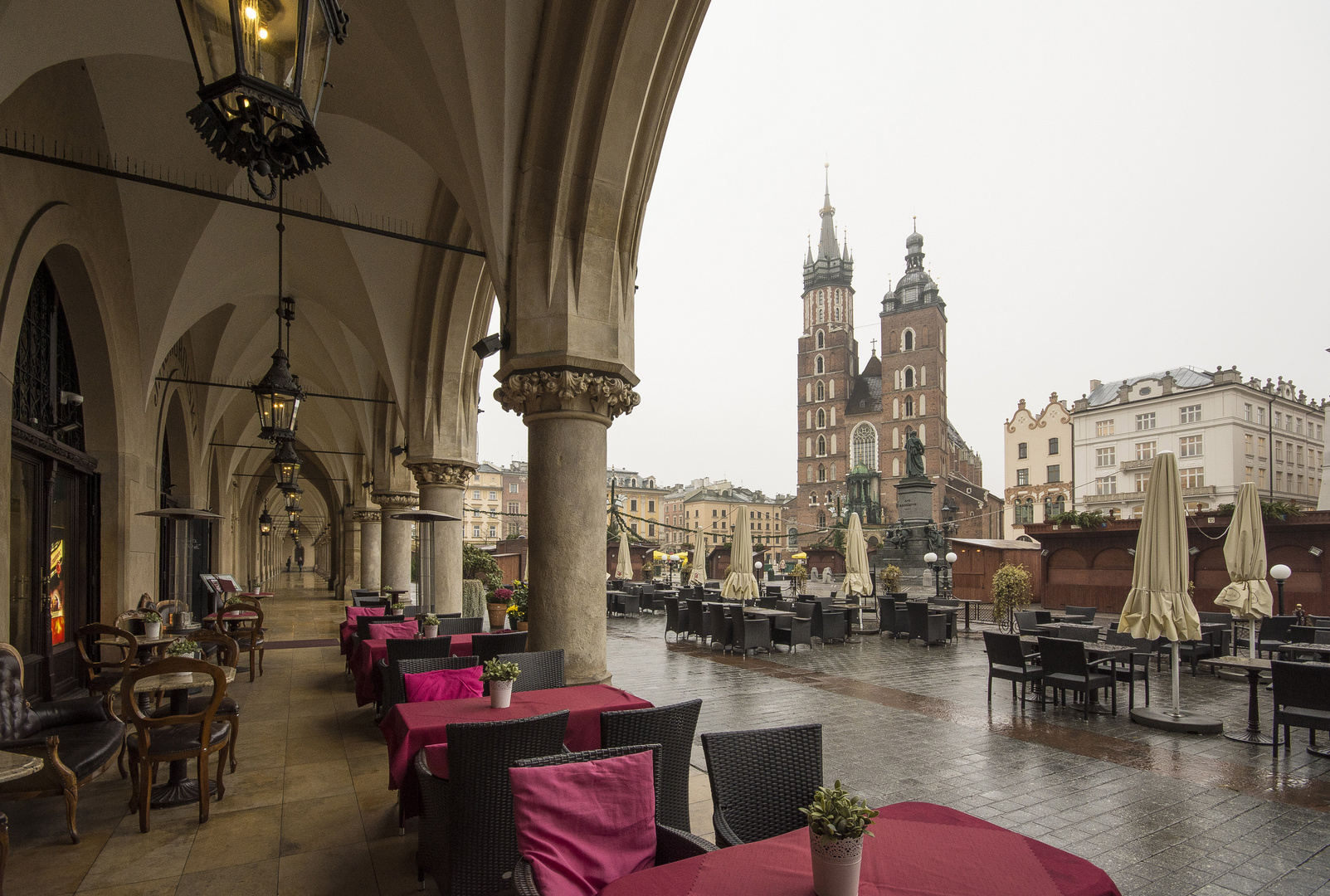 Krakow - Rynek Glowny - Sukiennice (Cloth Hall) - Bazylika Mariacka (St. Mary’s Basilica) - 10