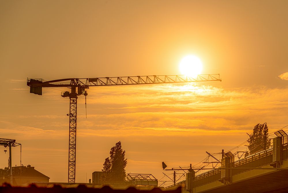 Kran gegen Sonnenuntergang