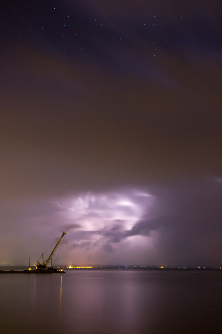 Kran greift zur Gewitterwolke