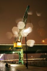 Kran im Rheinauhafen an der Severinsbrücke mit Regentropfen auf der Linse (24.0.2012)