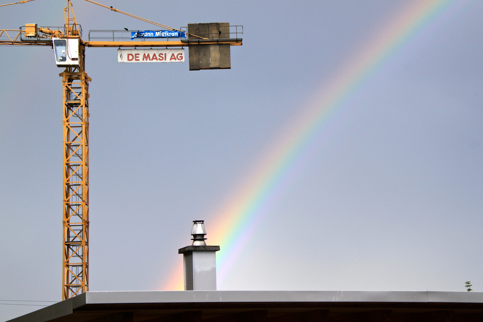 Kran, Kamin und Regenbogen