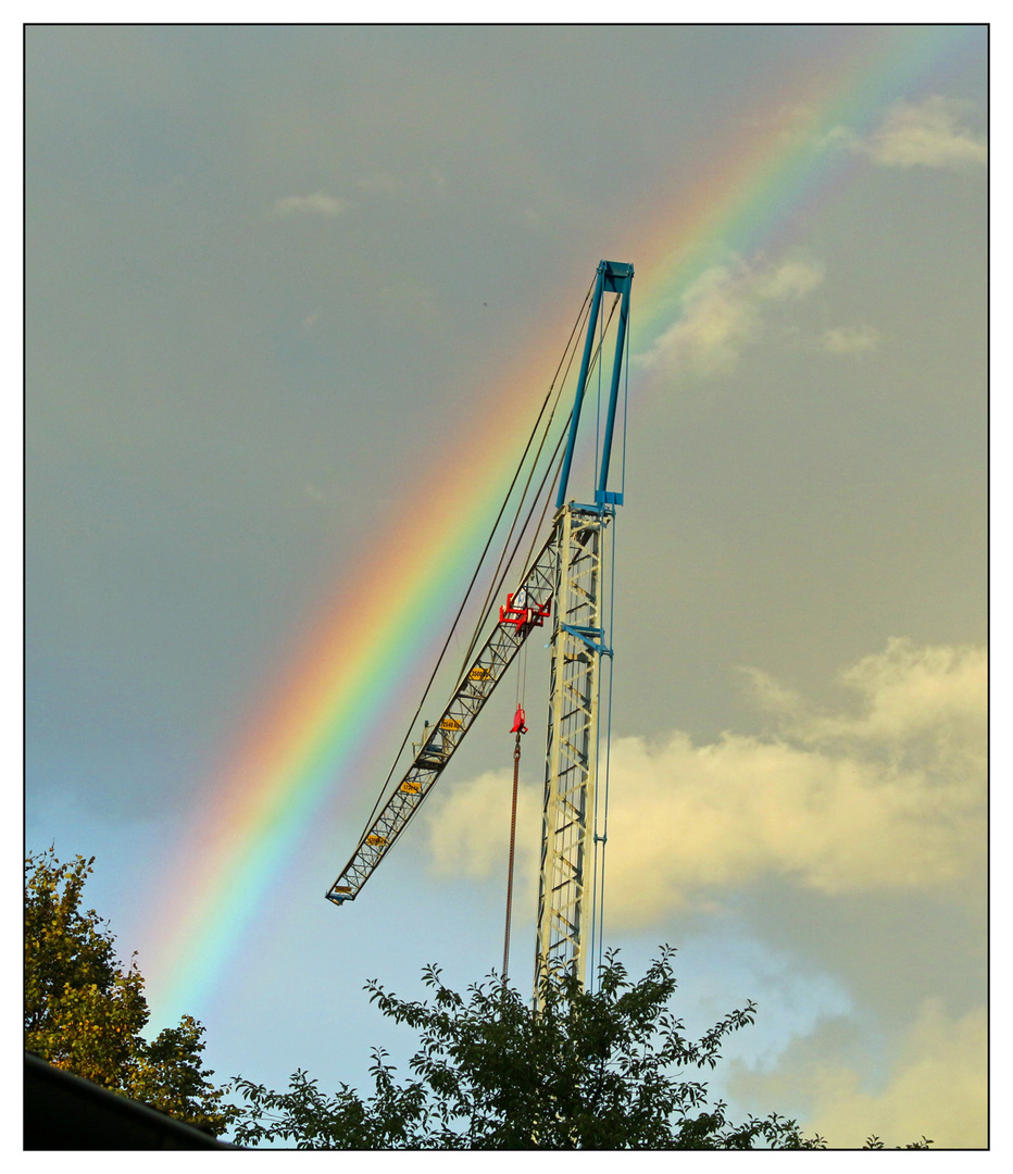 Kran mit Regenbogen