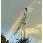 Kran mit Regenbogen