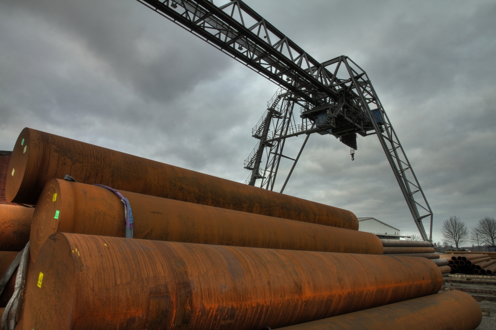 Kran und Material am Hafen Düsseldorf