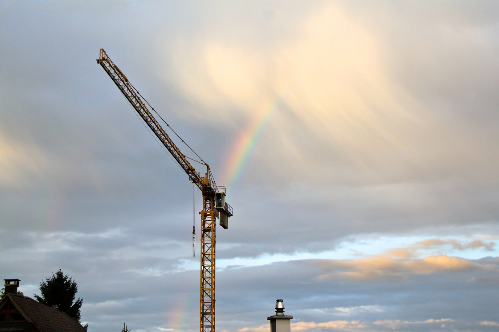 Kran und Regenbogen