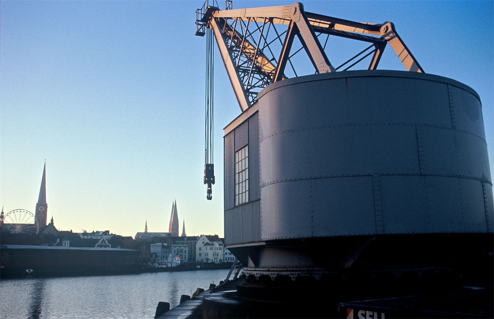 kran vor lübecker altstadt