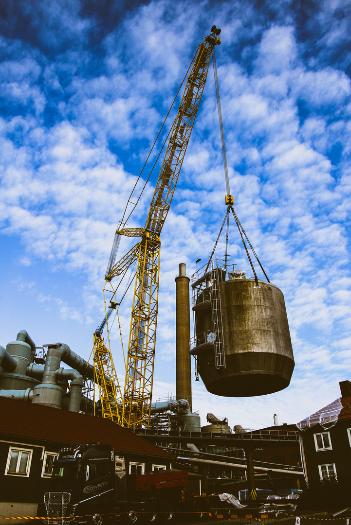 Kranarbeit mit 60 t schwerem Bauteil