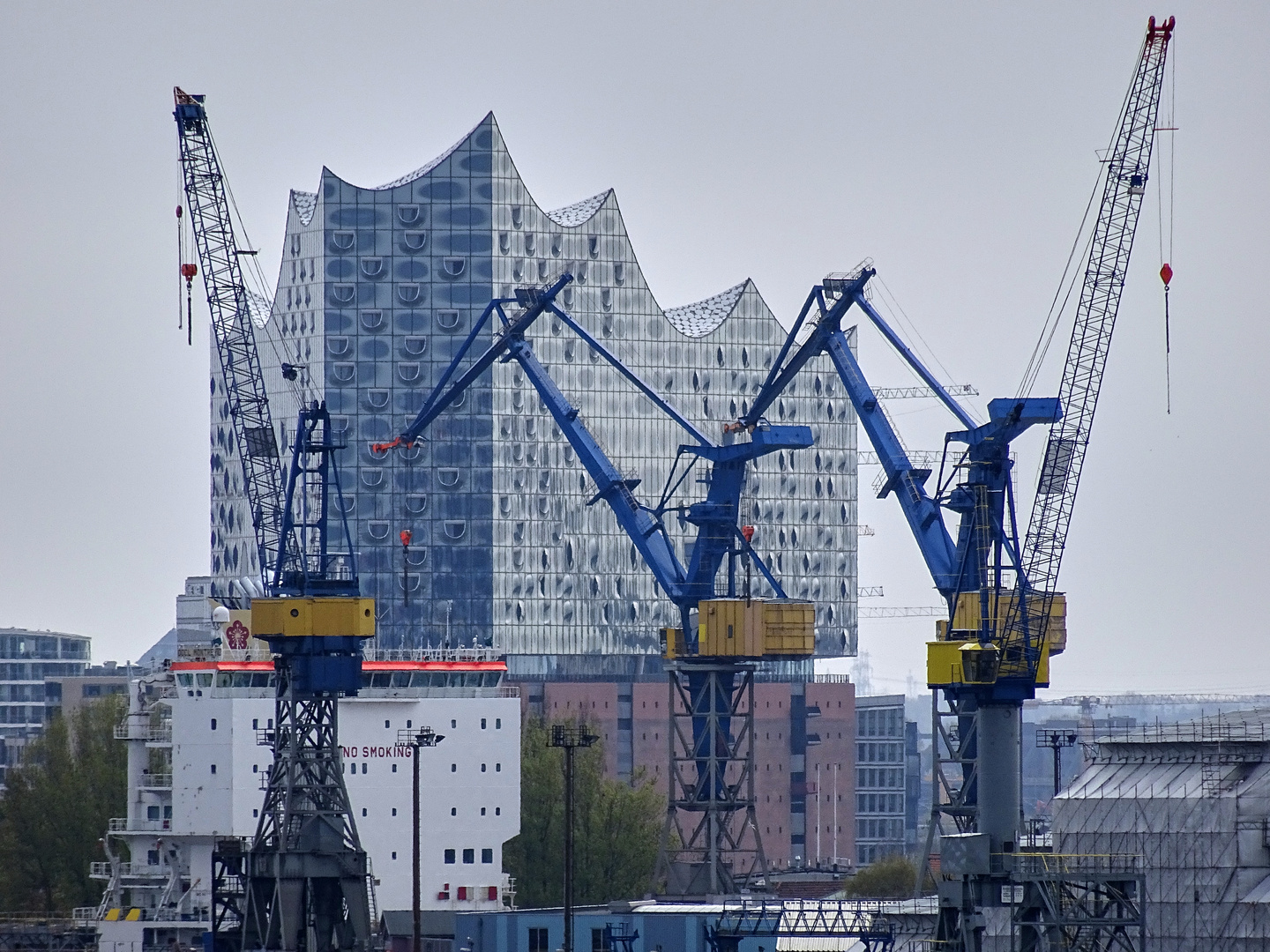 Kranballett vor Elbphilharmonie