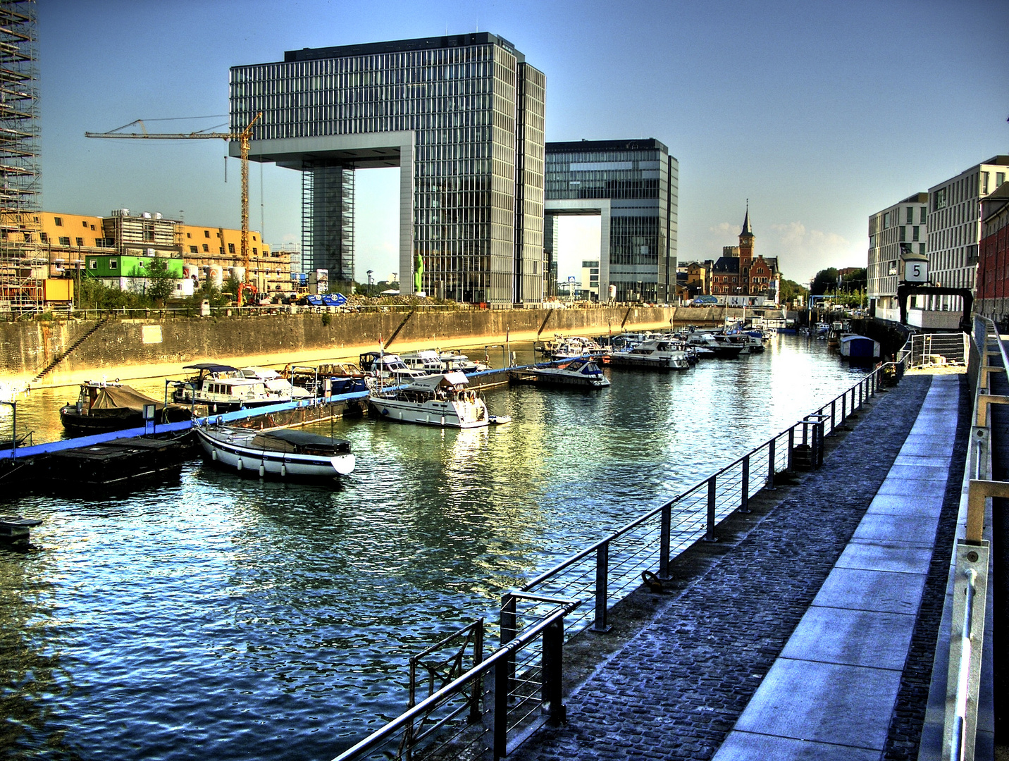 Kranhäuser am Kölner Hafen