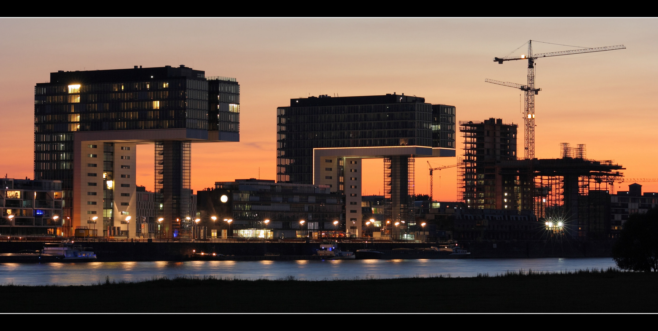 Kranhäuser am neuen Rheinauhafen in Köln.