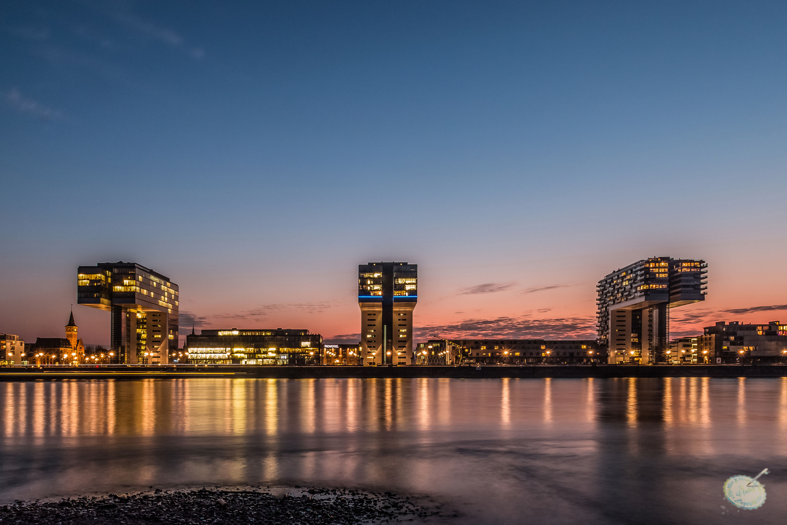 Kranhäuser am Rheinauhafen und gegenüberliegendes Rheinufer 2