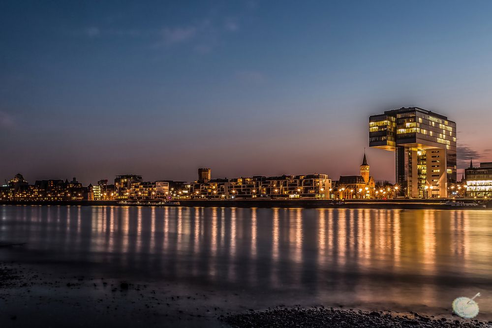 Kranhäuser am Rheinauhafen und gegenüberliegendes Rheinufer 3