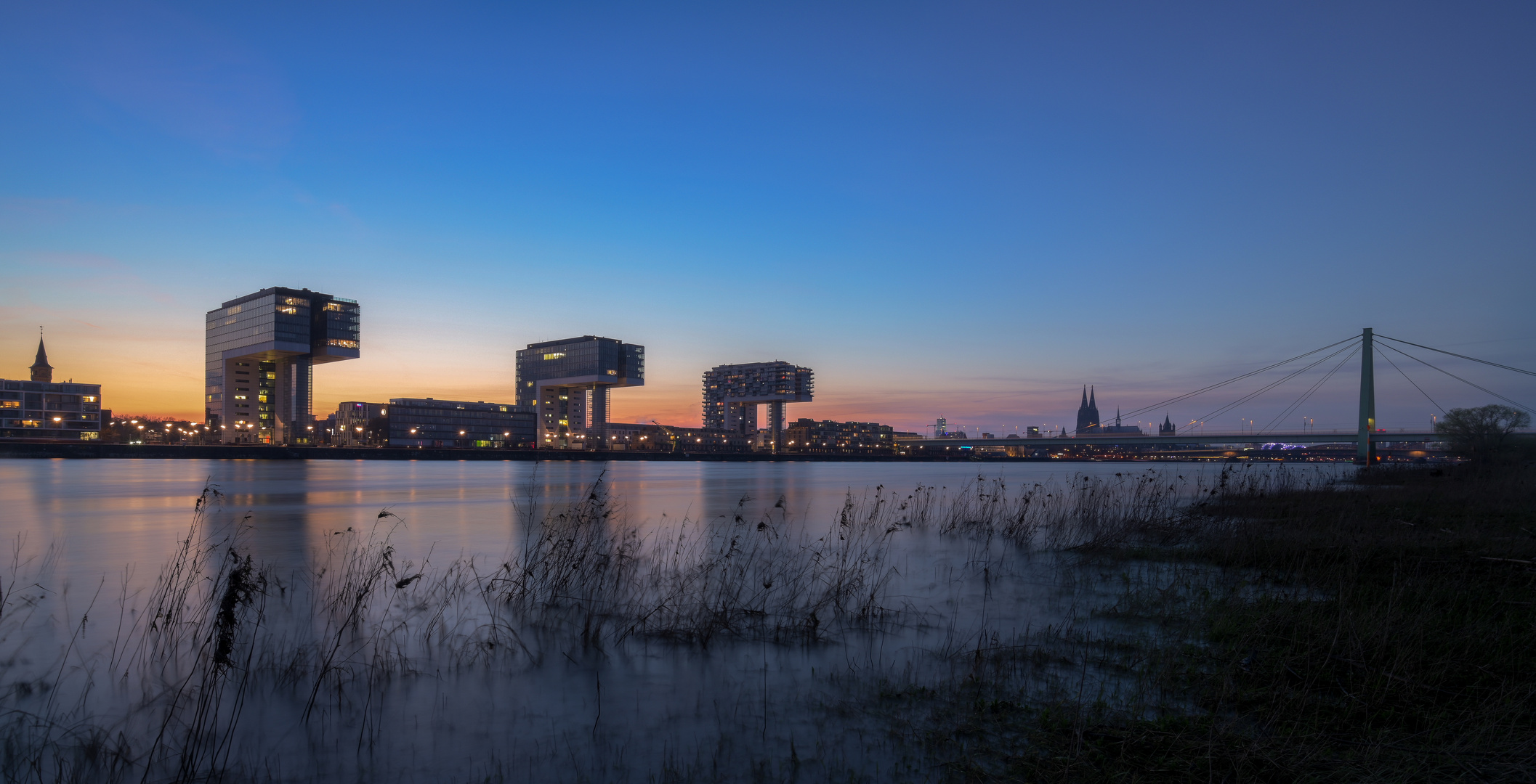 Kranhäuser im Abendlicht