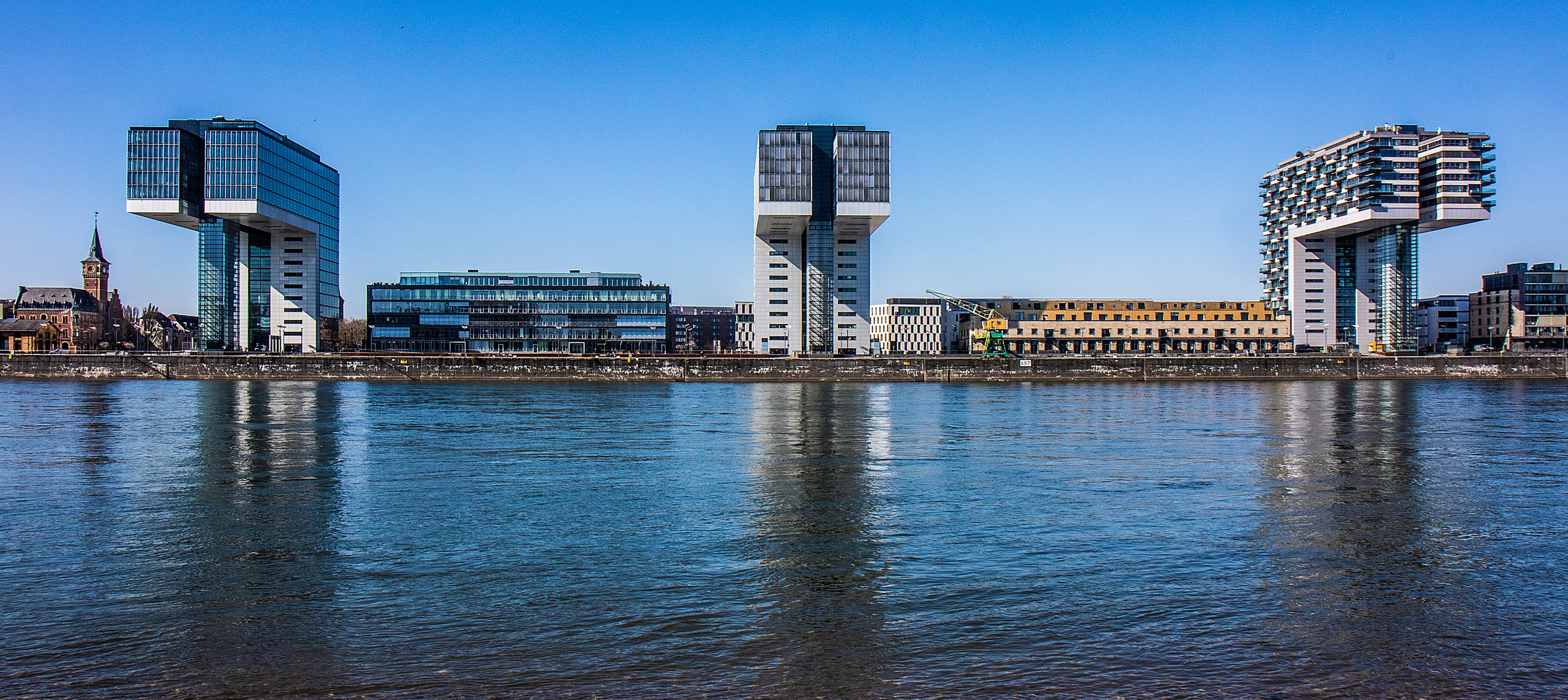 Kranhäuser im Kölner Rheinauhafen.