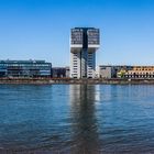 Kranhäuser im Kölner Rheinauhafen.