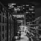 Kranhäuser im Rheinauhafen zu Köln bei Nacht.