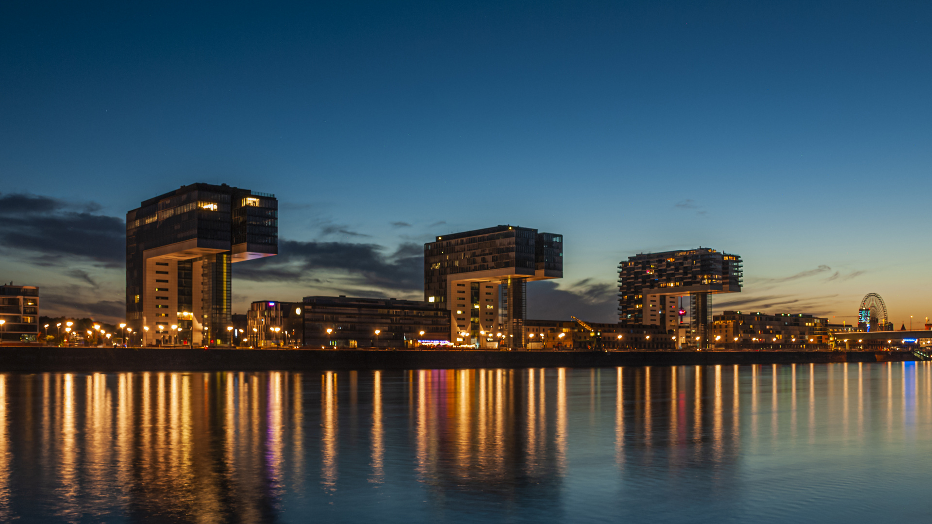 kranhäuser in köln bei blauer stunde