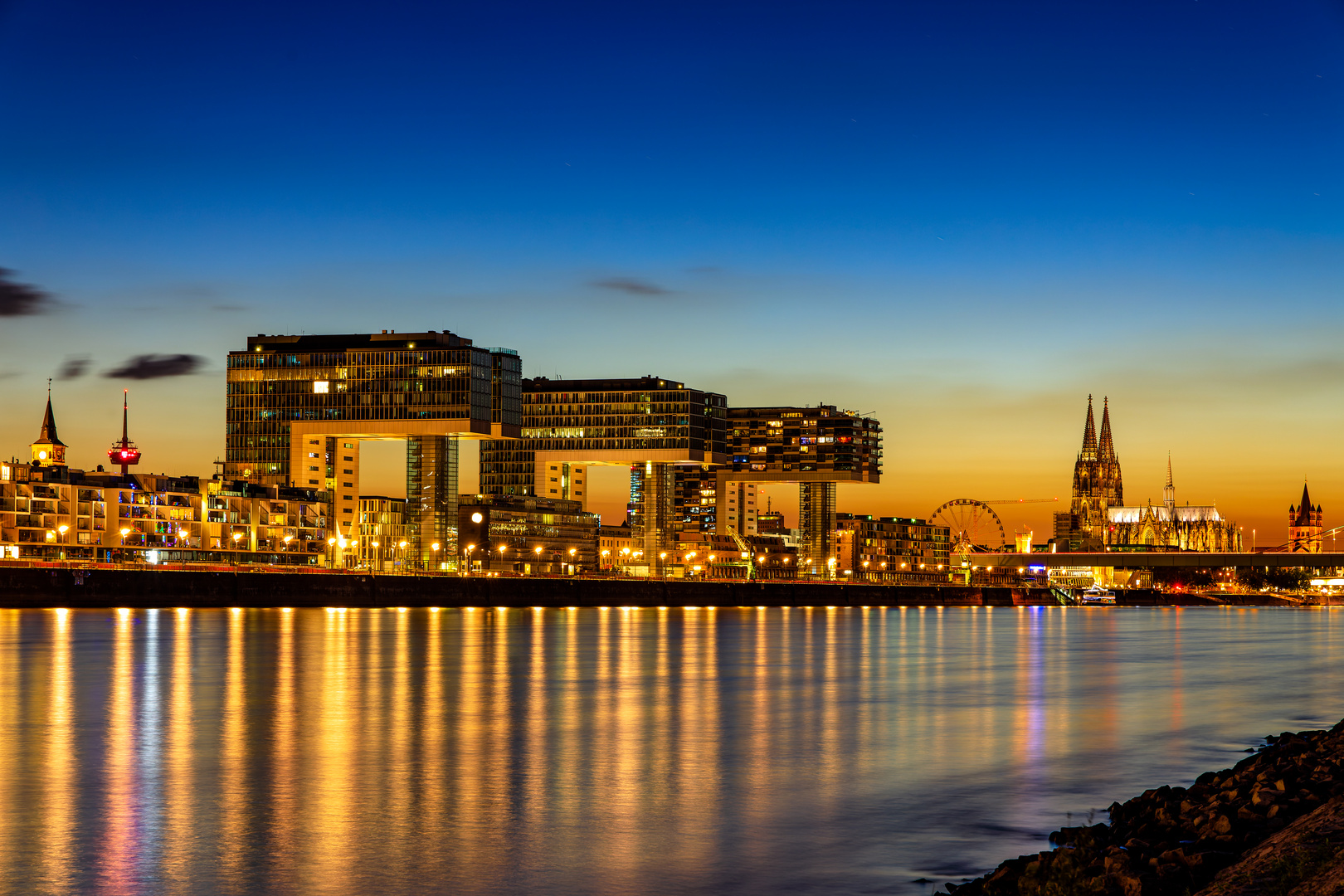 Kranhäuser, Köln, am Rhein zur blauen Stunde