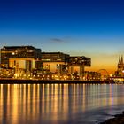 Kranhäuser, Köln, am Rhein zur blauen Stunde