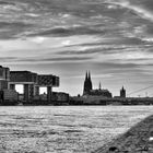 Kranhäuser mit Blick zum Kölner Dom 