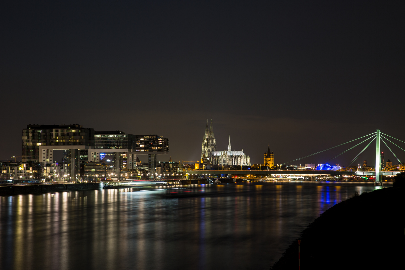 Kranhäuser und Dom am Abend eines Herbsttages