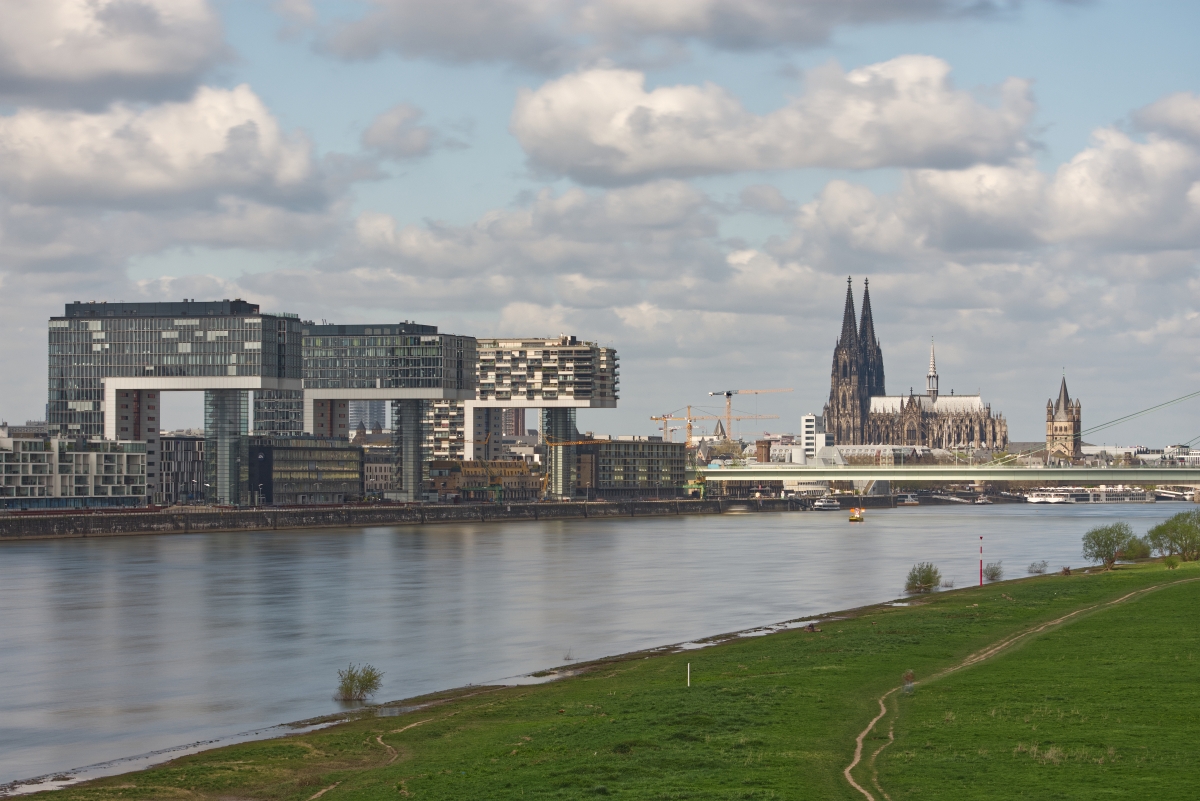 Kranhäuser und Dom zu Köln