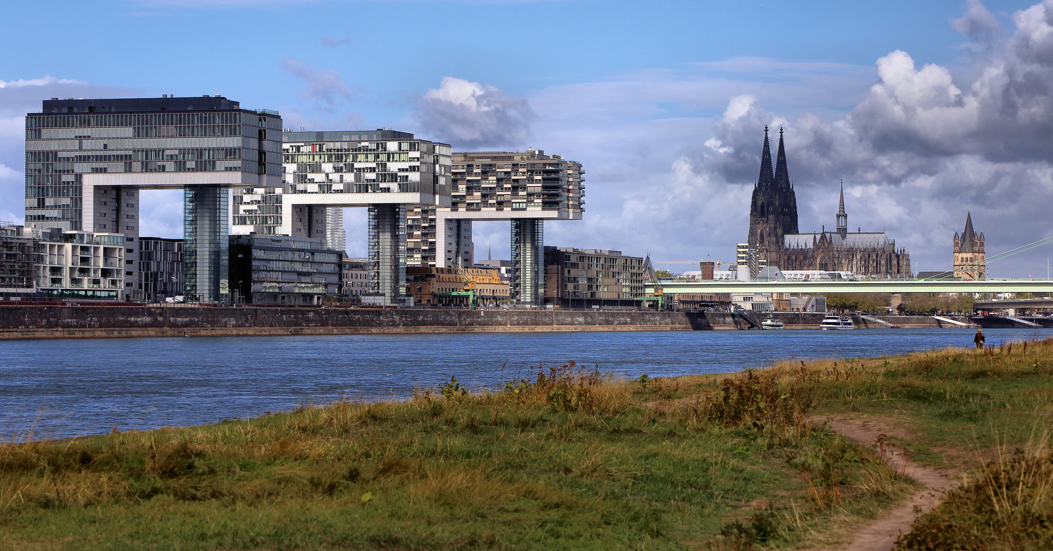 Kranhäuser und Kölner Dom