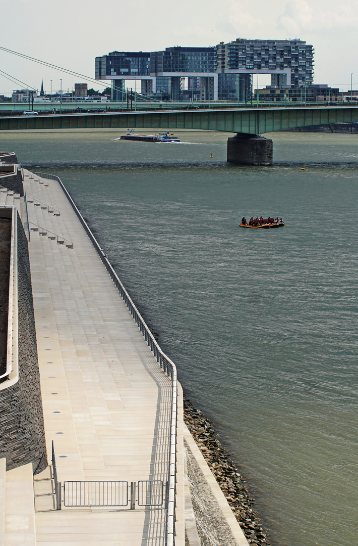 Kranhäuser und Rheinboulevard