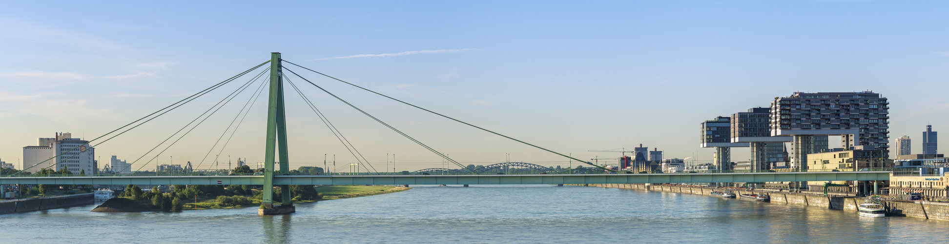 Kranhäuser und Severinsbrücke in Köln