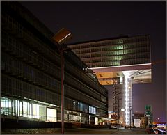 Kranhochhaus bei Nacht