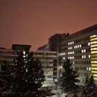 Krankenhaus bei Nacht und Schnee