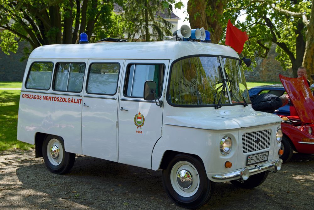 Krankenwagen. Foto & Bild | europe, hungary, autos & zweiräder Bilder