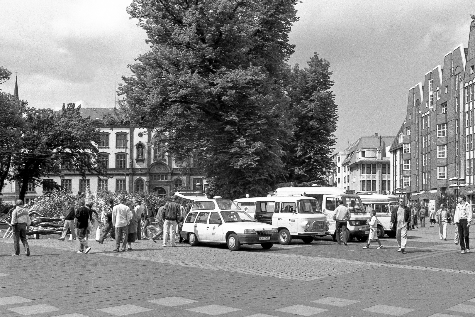 Krankenwagen aus Ost und West 1990 in Rostock
