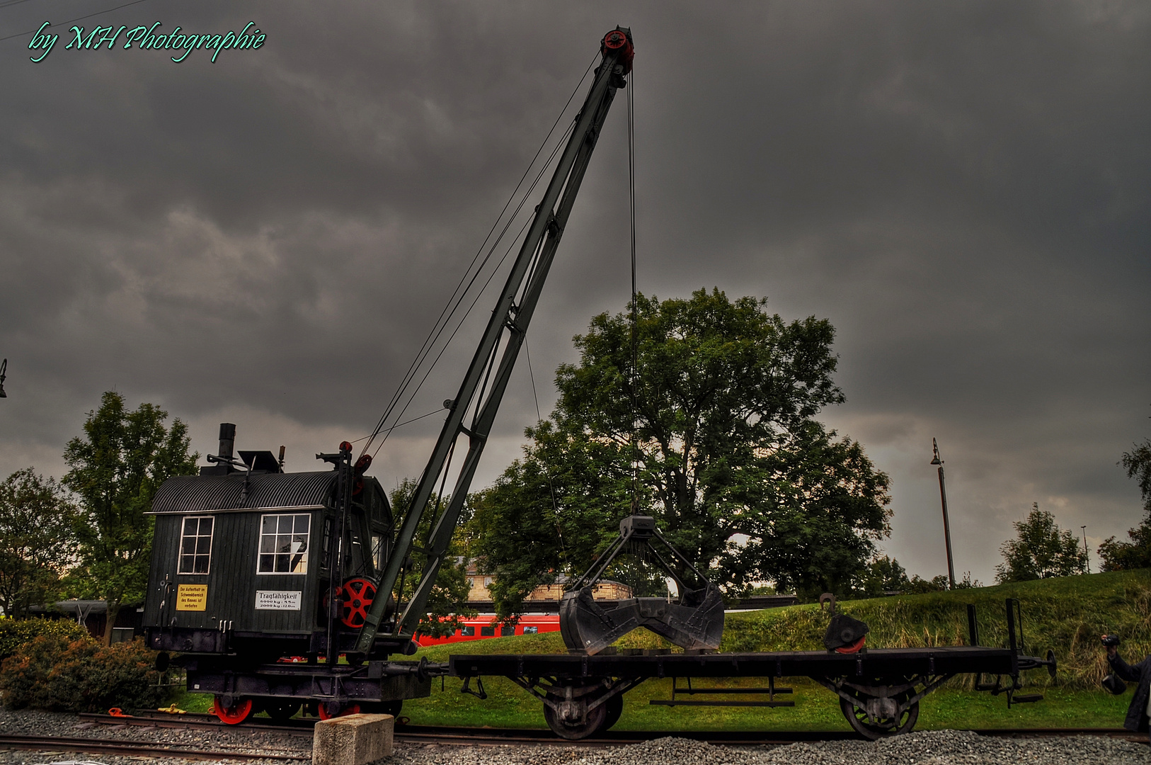 Kranwaggon mit bedrohlichem Himmel