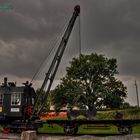 Kranwaggon mit bedrohlichem Himmel