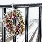 Kranz neben dem Kunstwerk zum Gedenken an die Deportationen der Juden vom Güterbahnhof Moabit