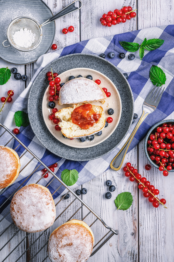 Krapfen mit Johannisbeeren