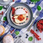 Krapfen mit Johannisbeeren