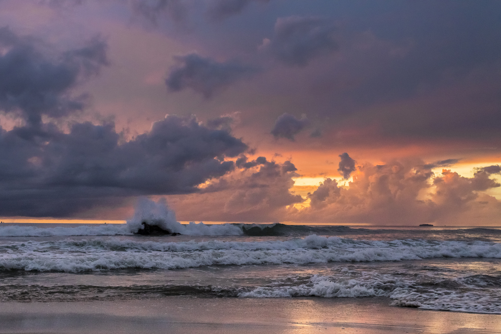 Krasser Sonnenuntergang mit Wellenbrecher in Myanmar
