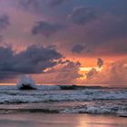 Krasser Sonnenuntergang mit Wellenbrecher in Myanmar