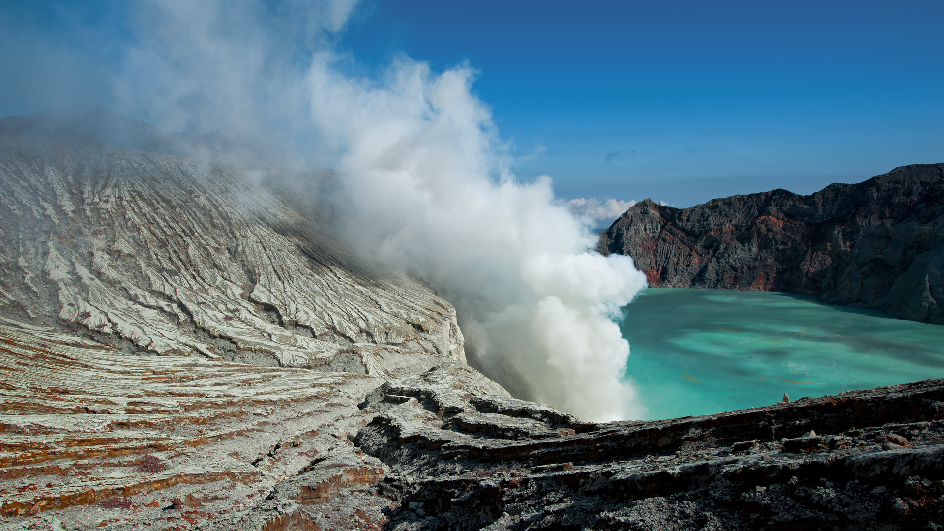 Krater des Mt. Ijen mit Schwefelsee, Indonesien