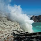 Krater des Mt. Ijen mit Schwefelsee, Indonesien