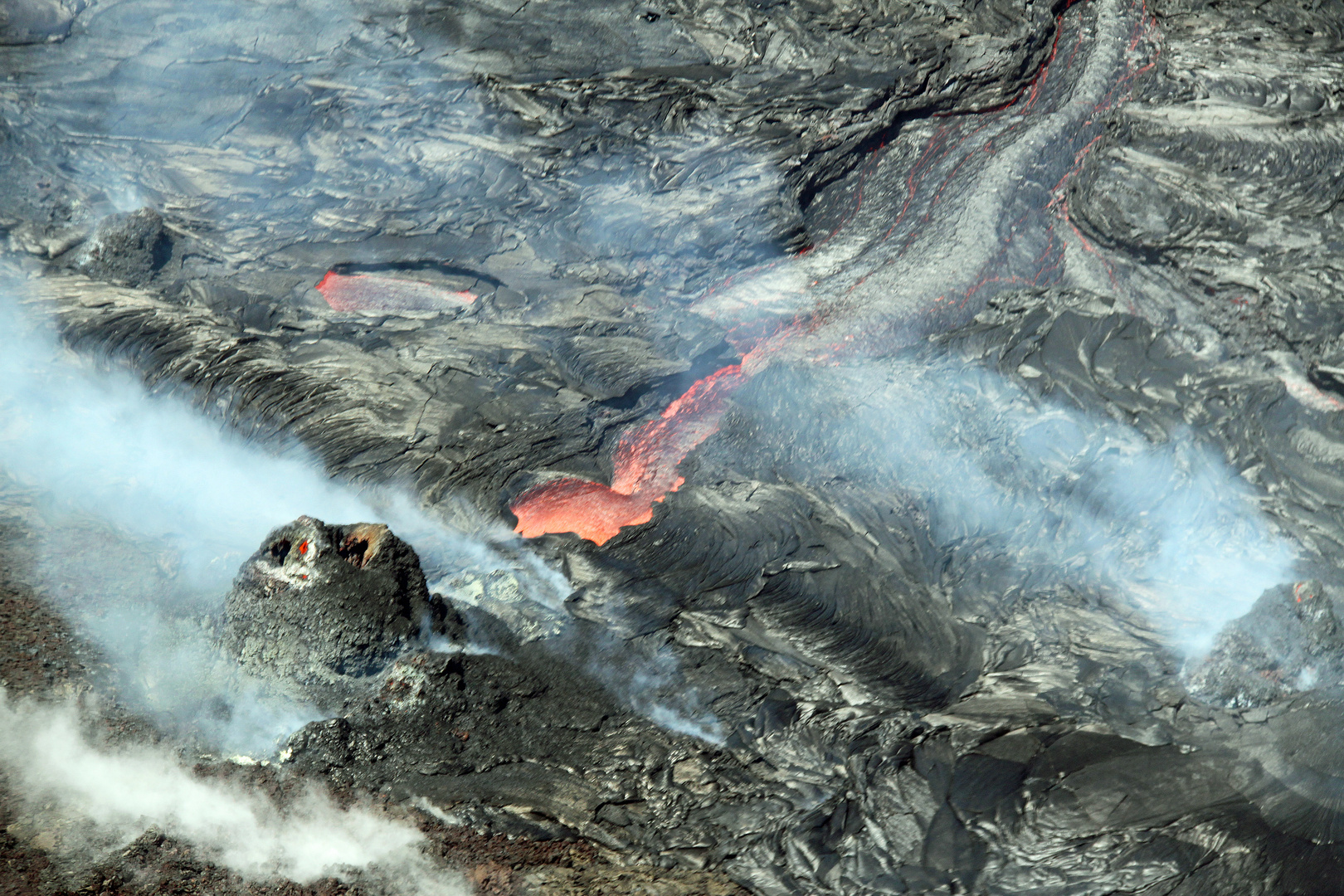 Krater und Lavafluss am Pu'u O'o