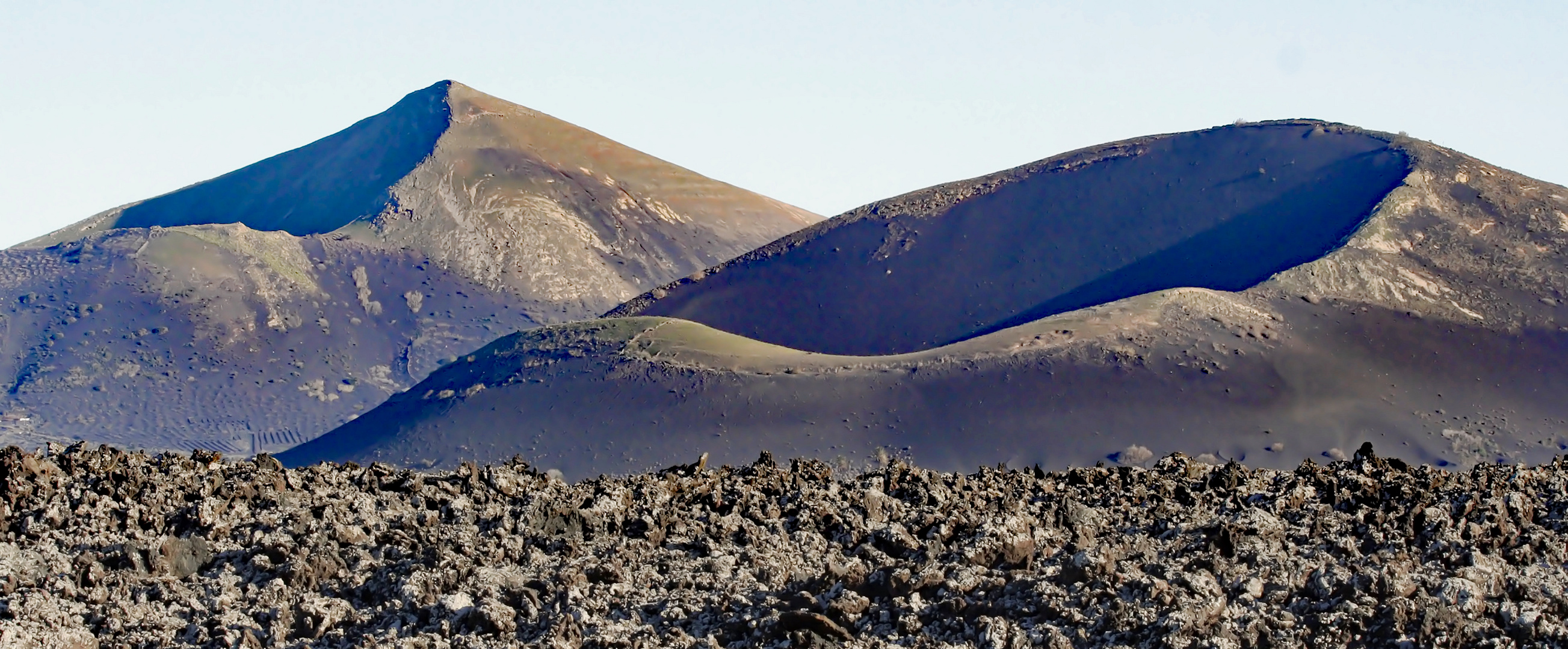 Krater zweier Vulkane auf Lanzarote