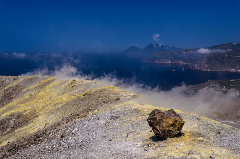Kraterrand mit Fumarolen, Vulcano, Liparische Inseln, Sizilien
